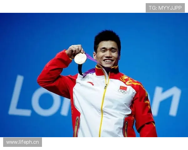 吕小军摆个桌面，我的存款都赶不上他一个杯子的价格