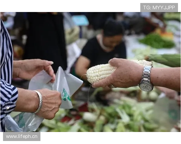 唐佳豪去菜市场那张图太冲击了，提菜篮的手和旁边那辆车完全不是一个世界