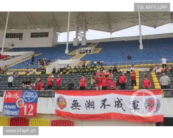 瓦伦西亚球迷抗议持续，俱乐部运营面临考验，管理层压力增加