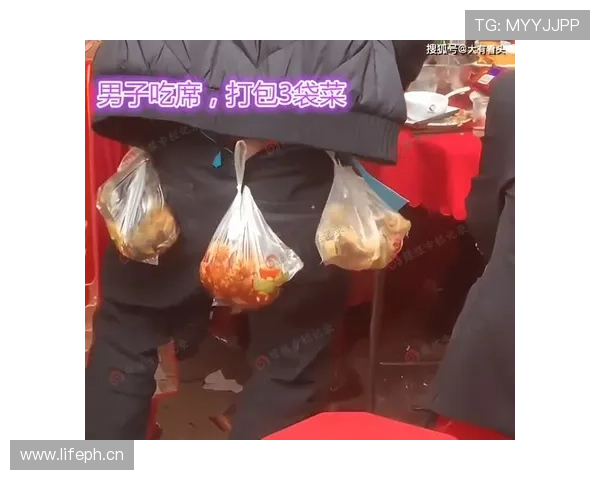 魏秋月腕上名表，手里拎着塑料菜袋，那画面绝了